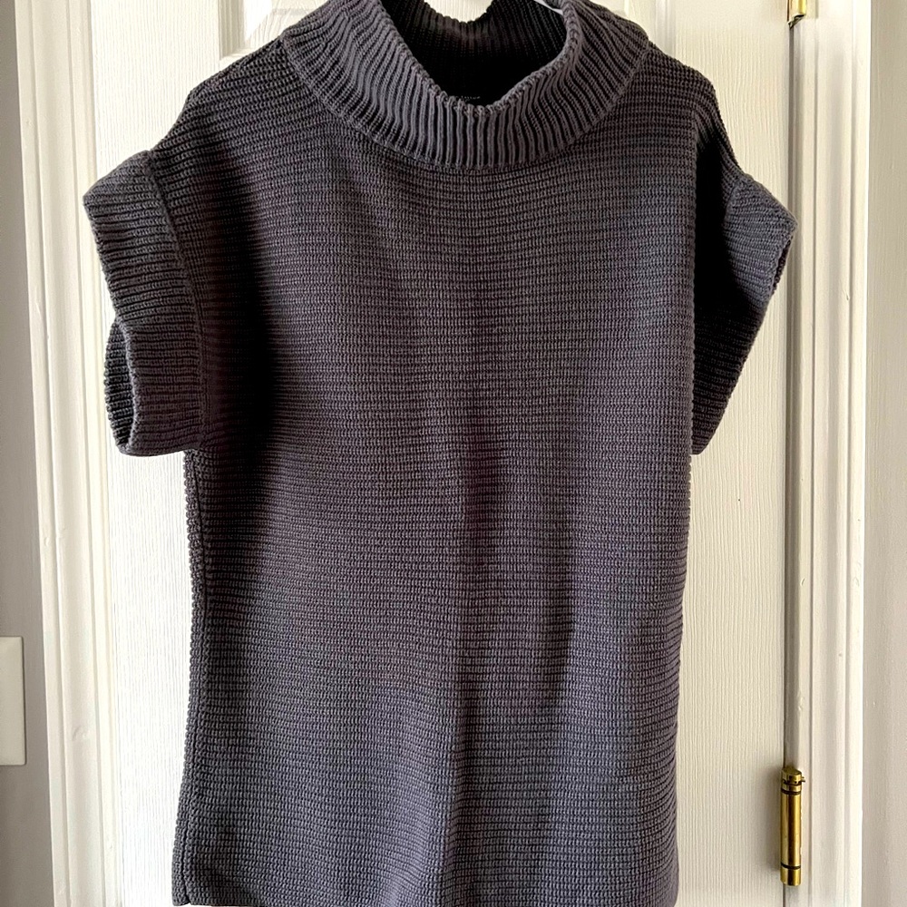 Short sleeve sweater